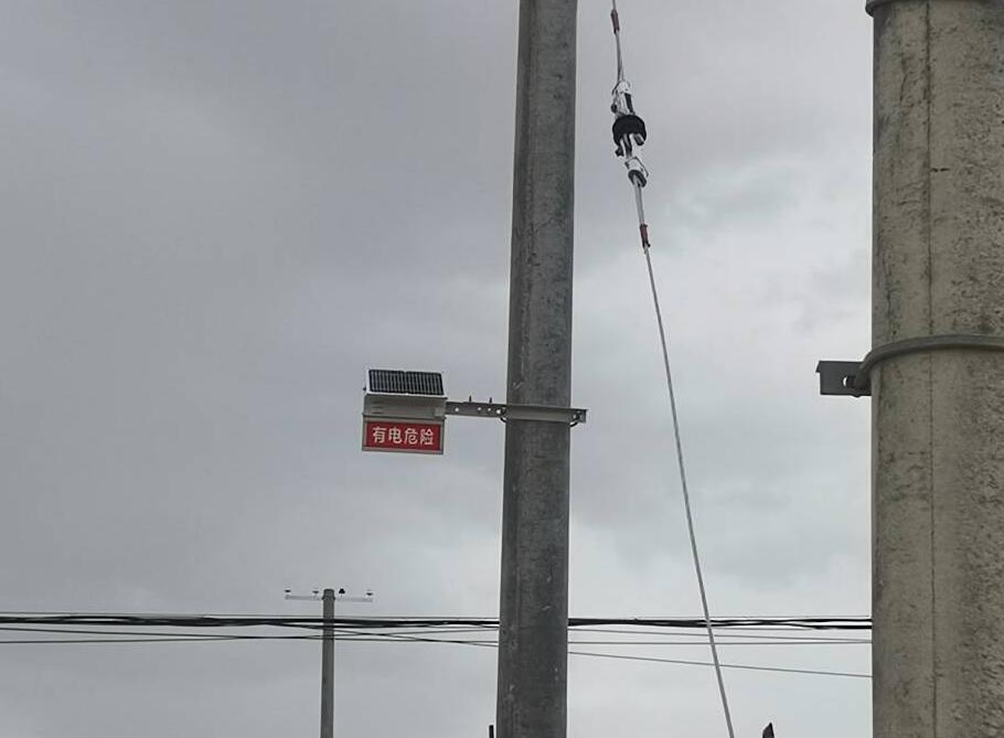 甘肅電力安裝防外破警示牌，為電力防護(hù)增添“保護(hù)傘”