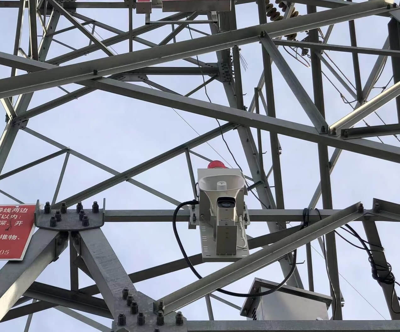 特力康鐳射限高警示裝置在鐵塔上工作 特力康鐳射限高警示裝置在鐵塔上工作